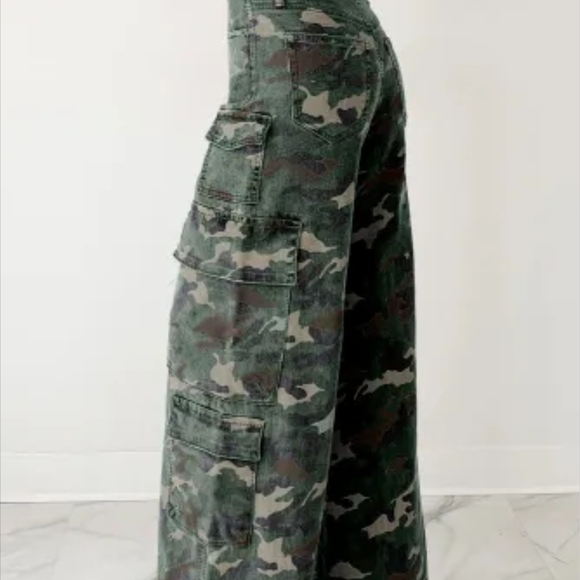 Camouflage Cargo Pants - Picture 3 of 5